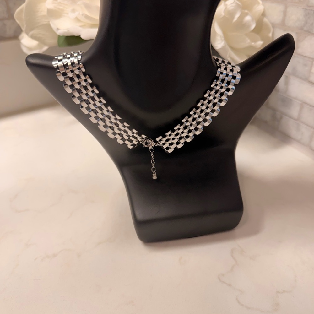 Elegant Silver Necklace - Picture 2 of 2